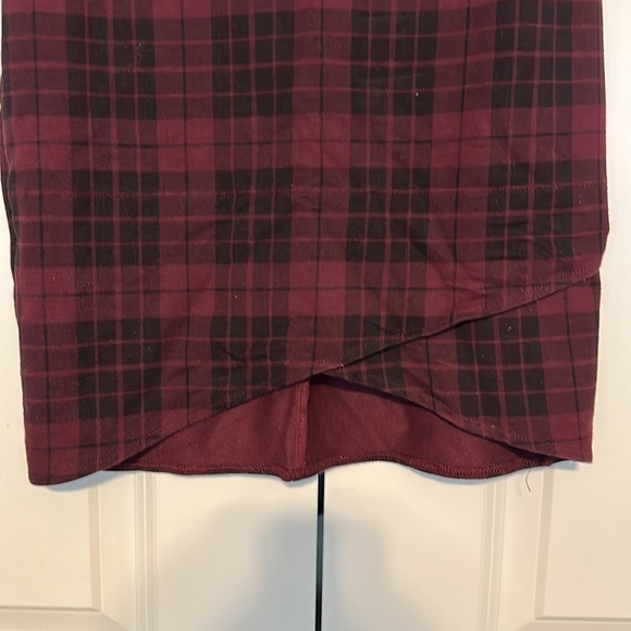 Small burgundy plaid fitted dress - Picture 2 of 3